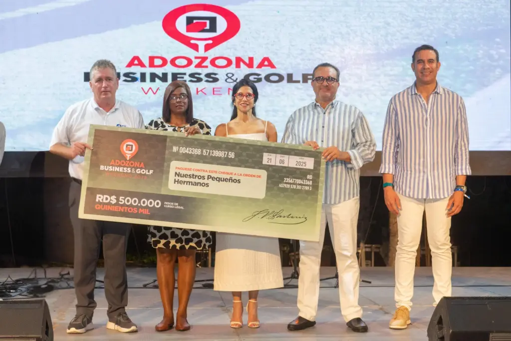 ADOZONA dona RD$500,000 a la Escuela Hogar Nuestros Pequeños Hermanos