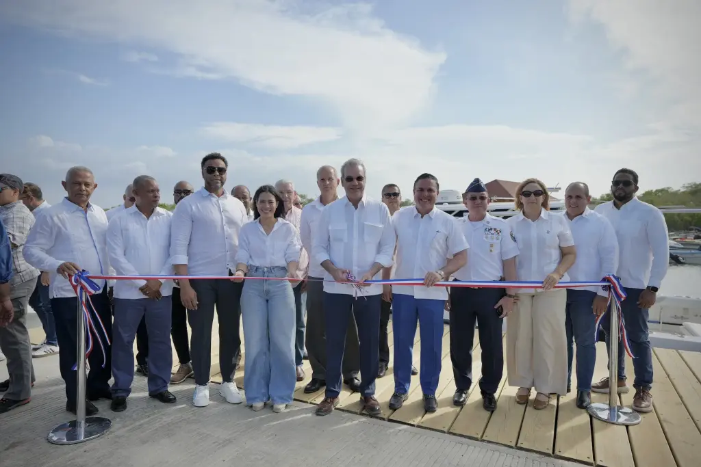 Presidente Abinader y director Autoridad Portuaria inauguran muelle turístico y pesquero en Montecristi