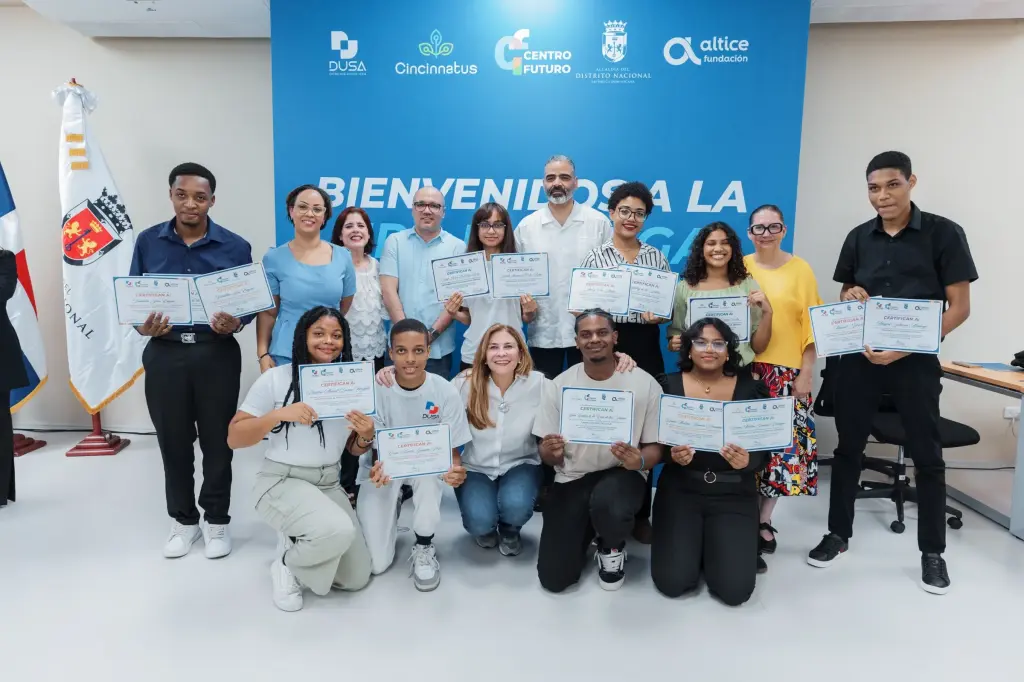 Alcaldía del DN, Cincinnatus, DUSA y Altice certifican a 112 estudiantes de IA y deportes electrónicos de Centro Futuro