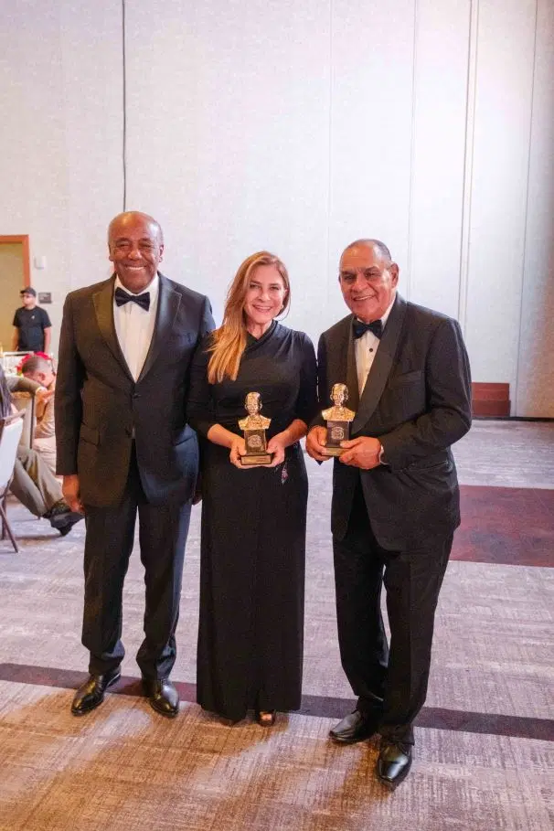 Carolina es reconocida con premio “Excelencia al Mérito Gran Dominicanísimo 2025”