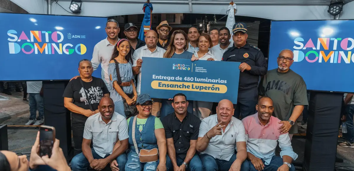 Carolina Mejía ilumina el ensanche Luperón
