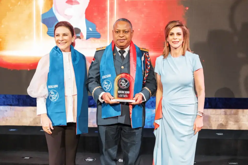 Intendente de los Bomberos del DN recibe premio