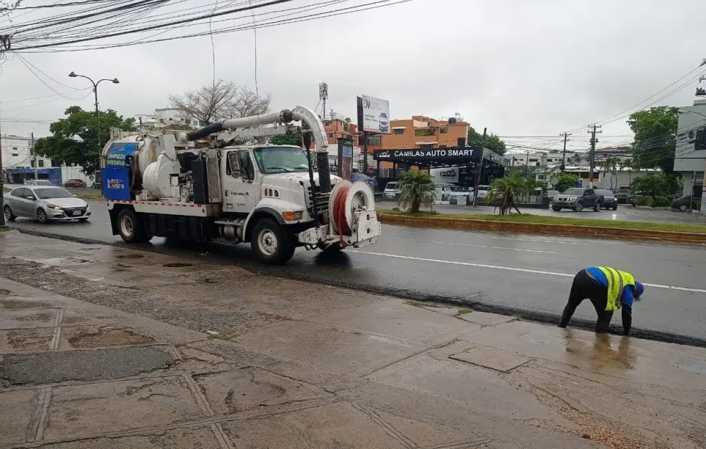 Alcaldía DN refuerza trabajos para disminuir efectos de vaguada y onda tropical