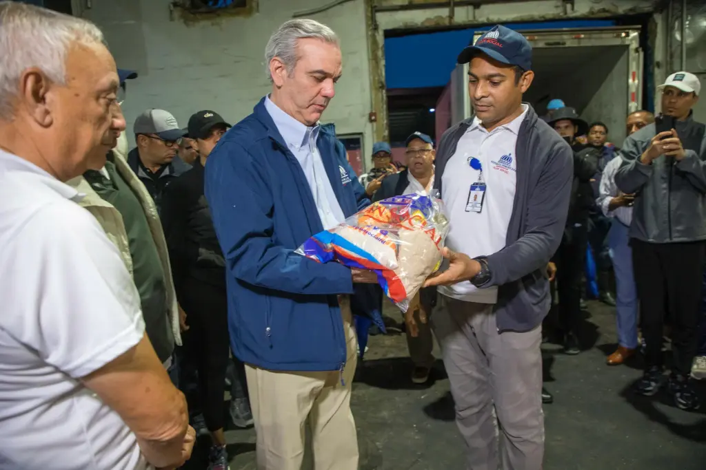 Abinader supervisó los alimentos que se están entregando a poblaciones en alerta roja