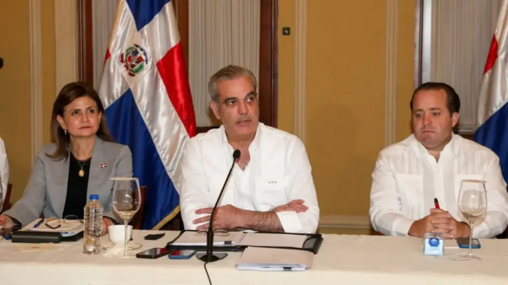 Abinader dispone suspensión de la docencia por 48 horas en el Gran Santo Domingo y litoral sur por tormenta Melissa