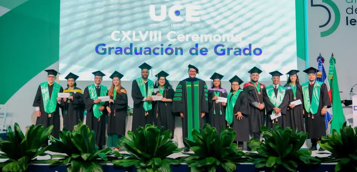 UCE inviste a 1,459 nuevos profesionales en grado, posgrado y técnico superior