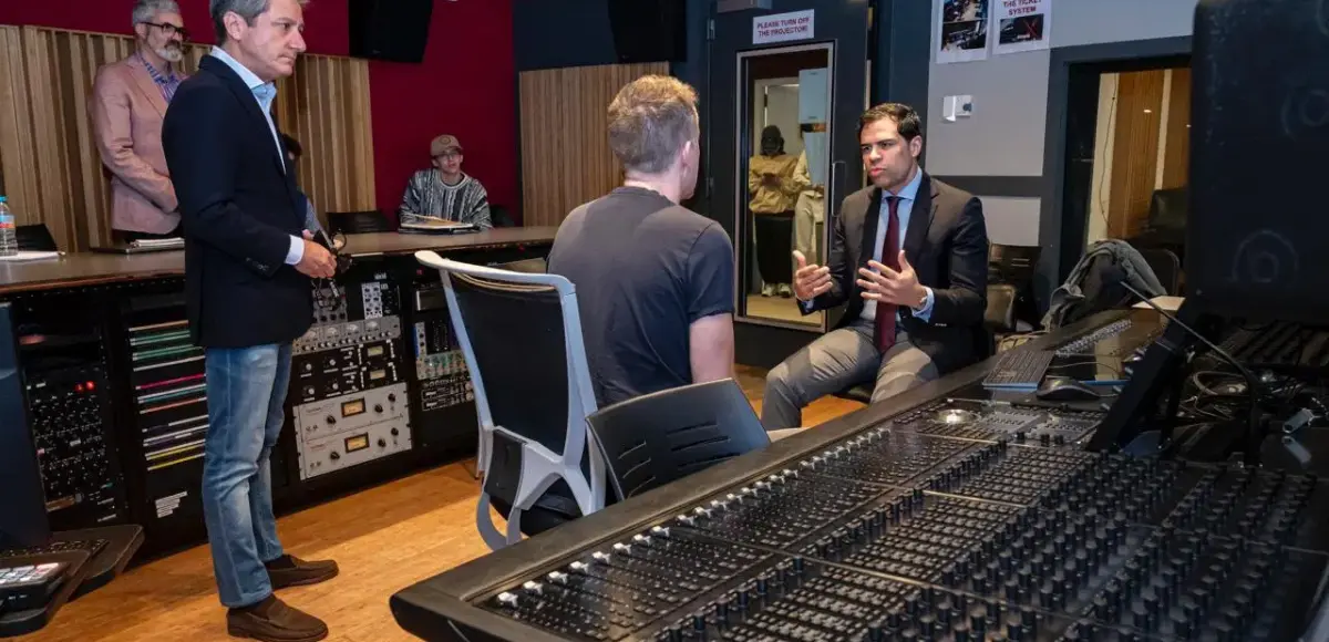Roberto Ángel Salcedo visita campus de Berklee en Valencia, España