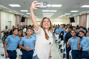 Carolina Mejía incentiva a estudiantes de Arroyo Hondo a cuidar el medioambiente