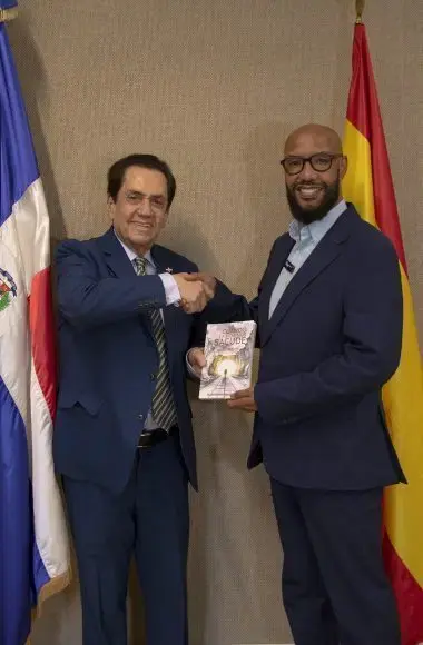 Embajador dominicano en España recibe libro “Cuando la Vida nos Sacude” de Juan Rojas