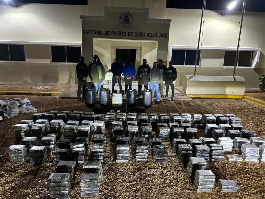 En gran operativo apresan dos hombres con 484 paquetes de cocaína