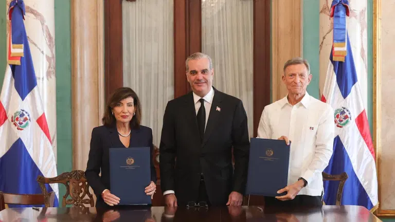 Presidente Abinader y gobernadora Kathy Hochul firman acuerdo histórico