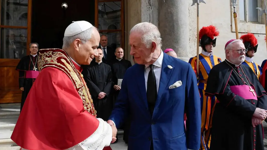 El Papa León XIV y Carlos III protagonizan un rezo histórico