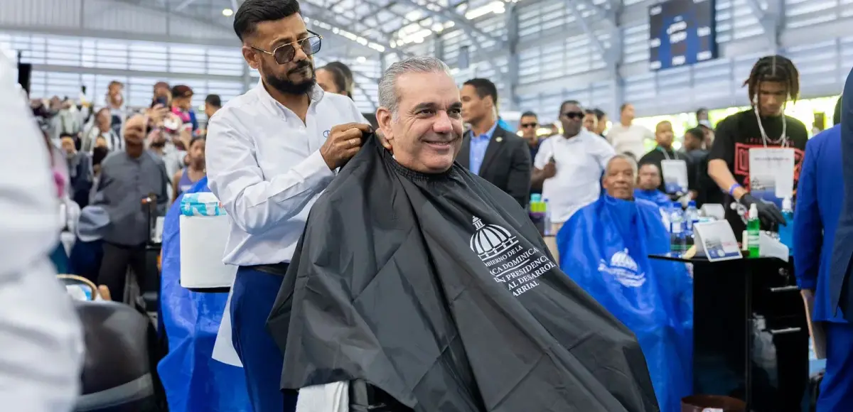 Presidente Abinader sostiene encuentro nacional con 1,000 peluqueros