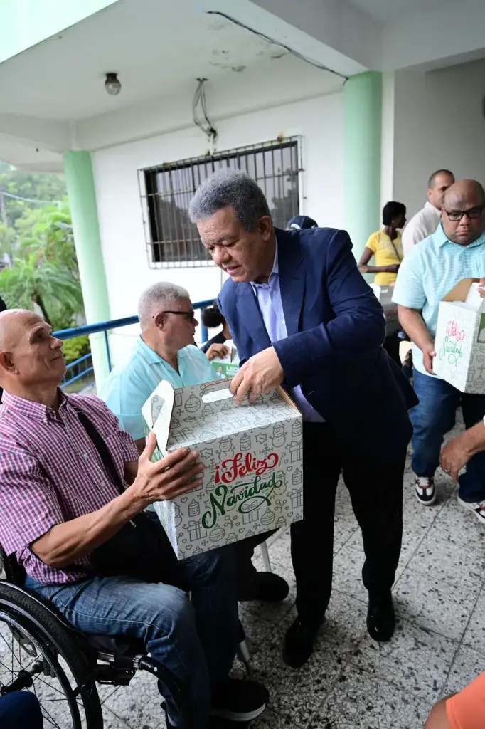 Leonel Fernández y el Movimiento Fuerza Solidaria llevan cajas navideña a Hogares de adultos mayores y personas con discapacidad