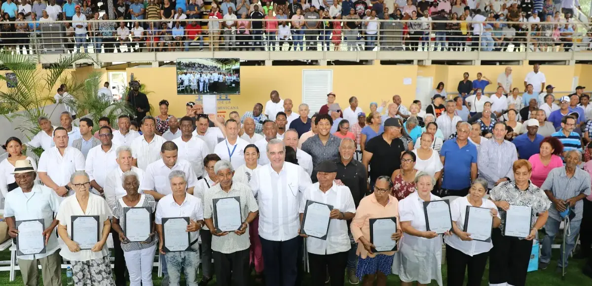 Presidente Abinader entrega 1,305 títulos de propiedad y afirma que se hizo justicia social” en el sector Pueblo Nuevo