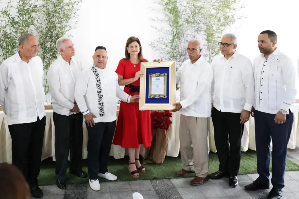 Raquel Peña comparte almuerzo navideño con líderes cristianos del Cibao