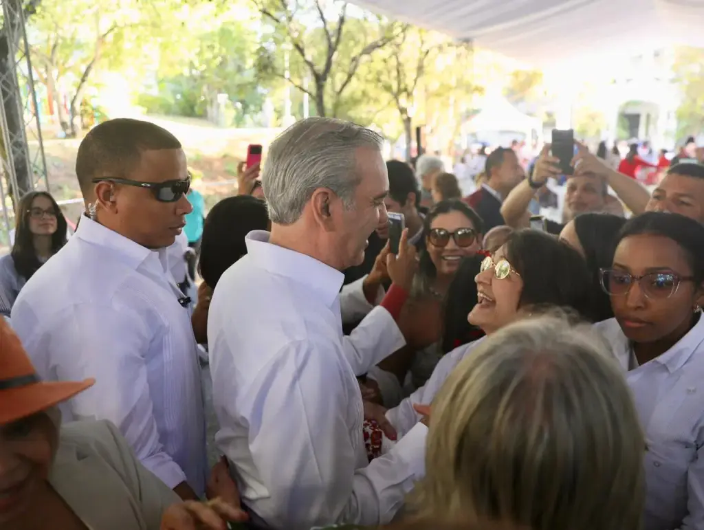El presidente Luis Abinader y vicepresidenta República comparten villancicos navideños con familias del entorno de la Casa Presidencial de Santiago