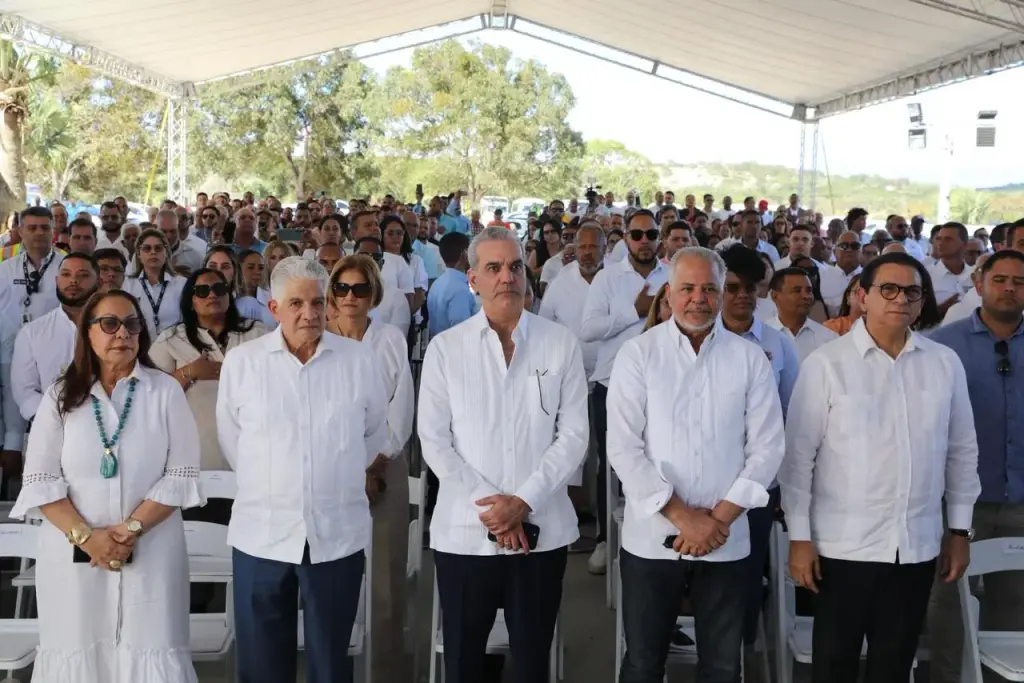 Presidente Luis Abinader inicia apretada agenda en Santiago, comparte con vecinos, miembros de parroquia y otros