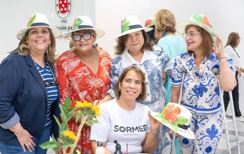Más de cien mujeres participan en “Tarde de pintura de sombreros: Los tesoros del tiempo” en Santiago