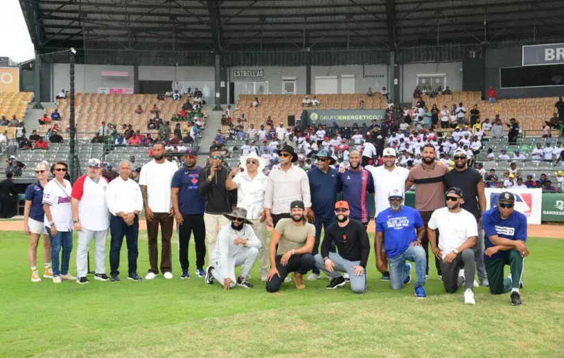 Cientos de niños del Cibao participan en clínica regional de béisbol en Santiago organizada por Fedom y MLB