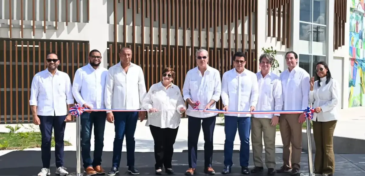 El presidente Abinader y el ministro Collado inauguran la plaza cultural y multiuso de El Seibo