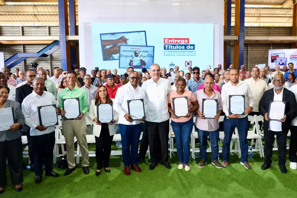 Presidente Abinader entrega 580 títulos de apartamentos
