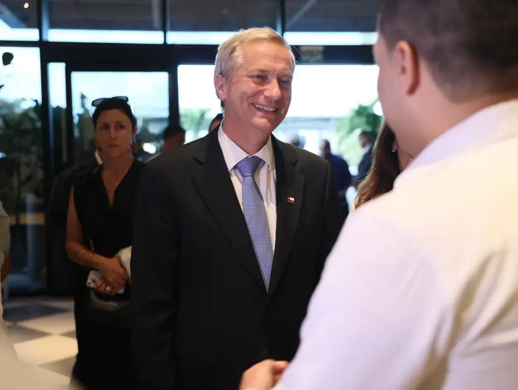 Presidente electo de Chile destaca avances de la República Dominicana en turismo, infraestructura y política migratoria durante su llegada a Santiago