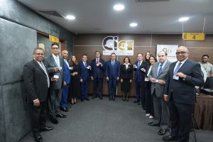 Pleno del Tribunal Superior Electoral y jueces suplentes reciben la nueva cédula de identidad y electoral en la JCE