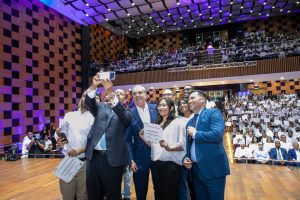 Presidente Abinader encabeza graduación de 5,000 jóvenes del programa Talento Digital