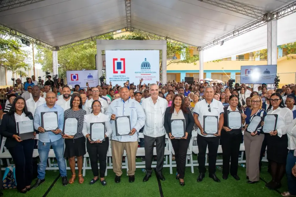 Presidente Abinader entrega 510 certificados de títulos de propiedad de 710 que contempló