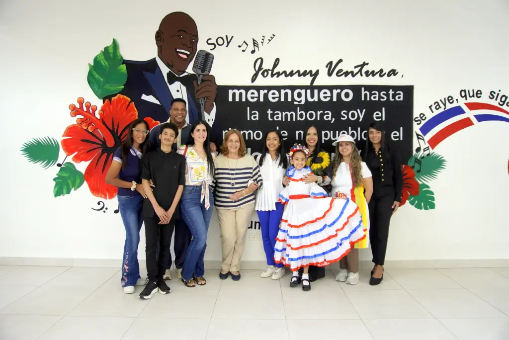 Cathedral International School rinde homenaje a Johnny Ventura junto a su familia