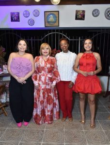 Floreciendo en los nuevos treinta: cuatro mujeres comparten su visión durante emotivo encuentro