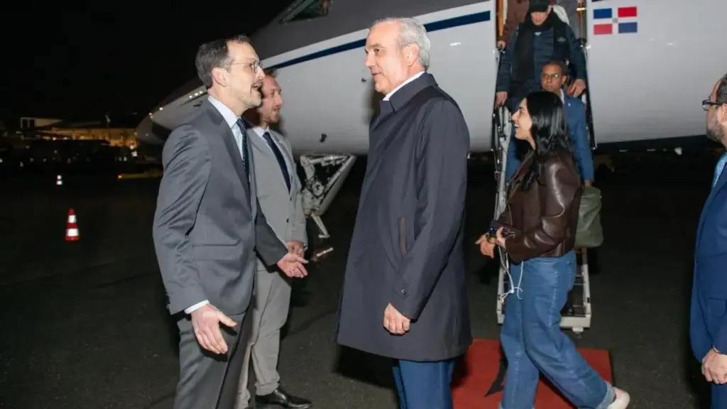Presidente Abinader llega a París donde se reunirá con su homólogo Emmanuel Macron