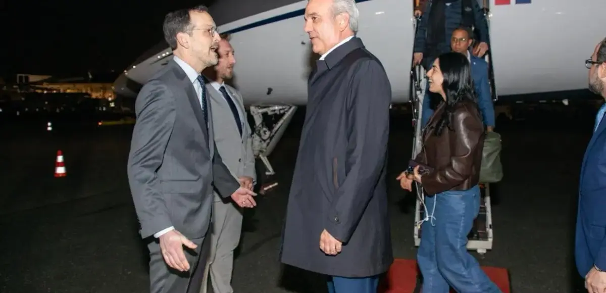 Presidente Abinader llega a París donde se reunirá con su homólogo Emmanuel Macron