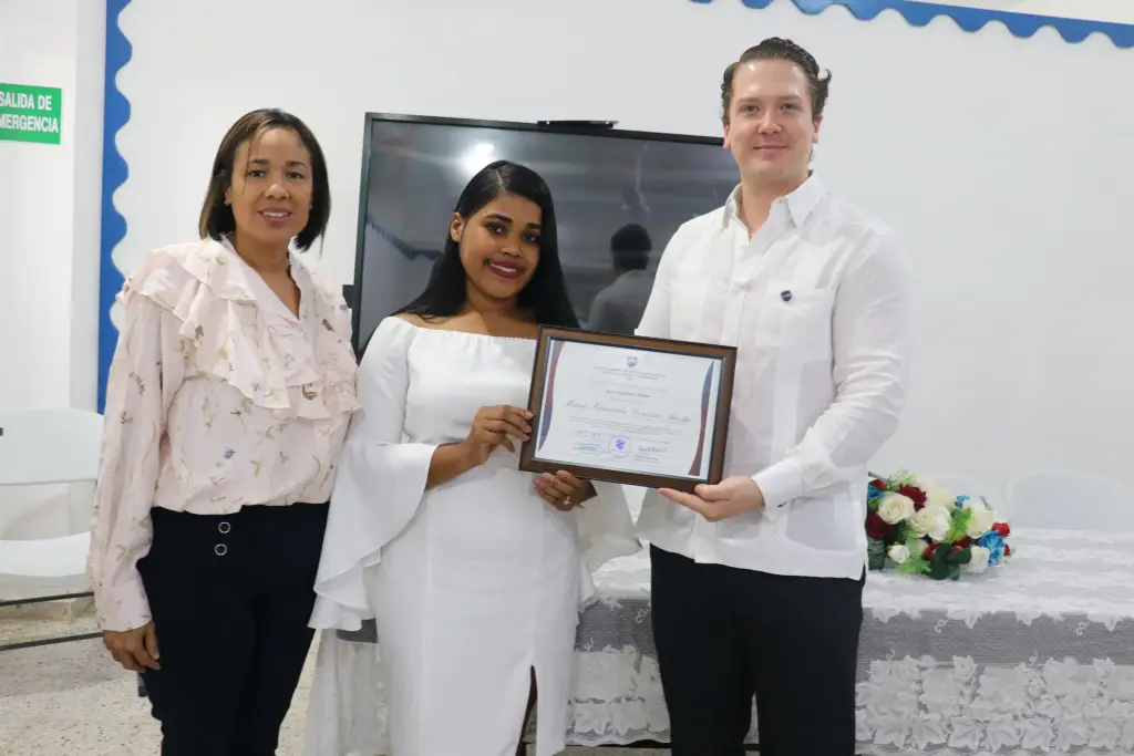 Instituto Superior LHB otorga beca de maestría a la docente Maria Fernanda Severino