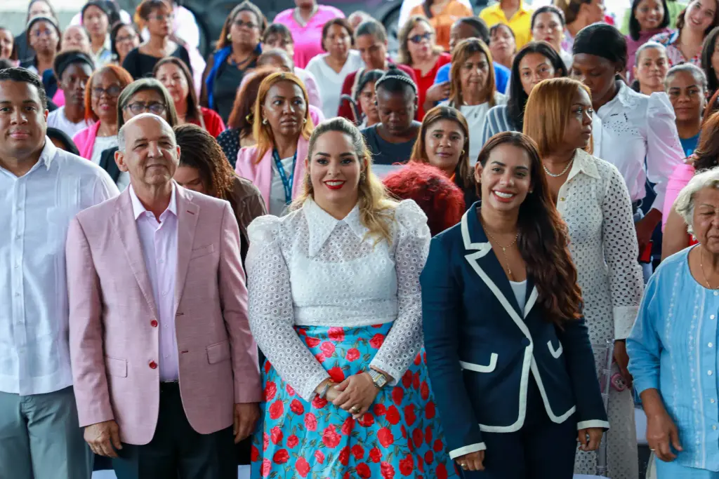 Geanilda Vásquez encabeza acto de CediMujer en SDN