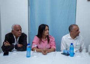 Geanilda Vásquez encabeza encuentro con alcaldes y diputados de Gaspar Hernández por problemática de inundaciones