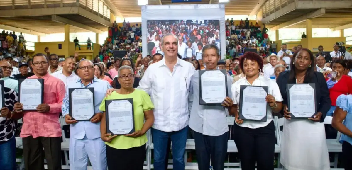 Presidente Abinader entrega 2,315 certificados de títulos de propiedad para beneficio de unas 10,000 personas en San Pedro de Macorís