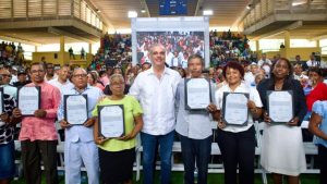 Presidente Abinader entrega 2,315 certificados de títulos de propiedad para beneficio de unas 10,000 personas en San Pedro de Macorís