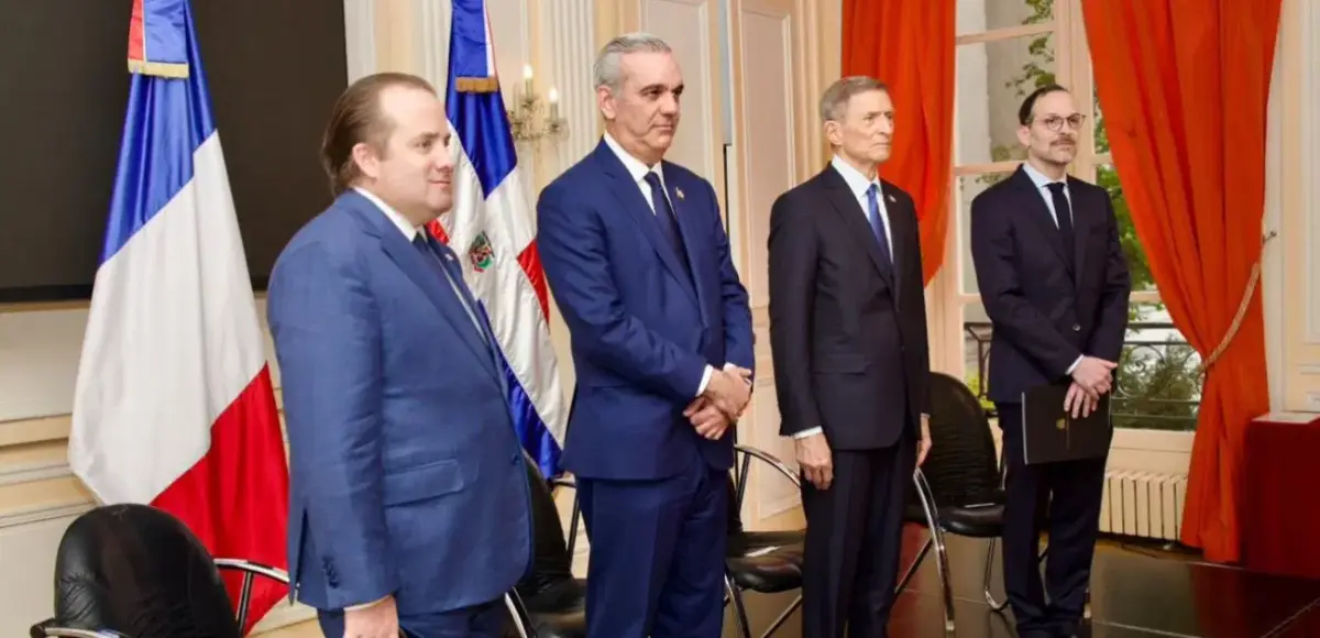 Presidente Abinader comparte con dominicanos en París