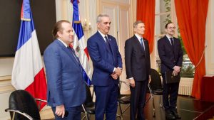 Presidente Abinader comparte con dominicanos en París