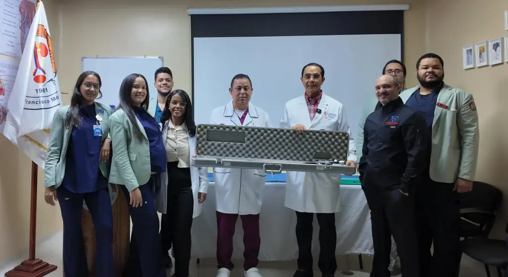 Urología Láser Avanzada Dr. Pablo Mateo y Fundación Dominicana de Urología (FUNDOURO) donan equipo a programas de residencias médicas del Hospital Moscoso Puello