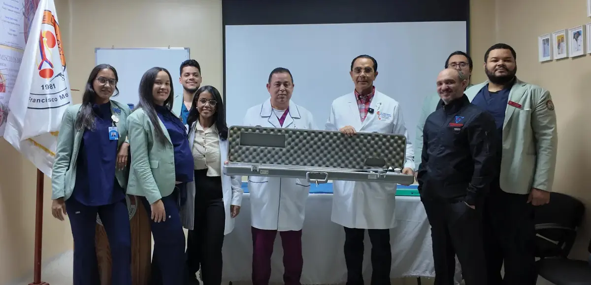 Urología Láser Avanzada Dr. Pablo Mateo y Fundación Dominicana de Urología (FUNDOURO) donan equipo a programas de residencias médicas del Hospital Moscoso Puello