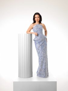 Karina Alarcón deslumbra en Premios Soberano con una propuesta en azul cerúleo