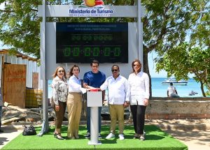 Ministro David Collado inicia obra en la playa de Punta Rucia de Puerto Plata