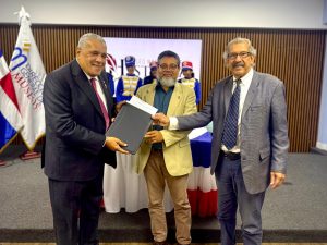 Luis “El Gallo” dona retrato en óleo de José Reyes al Museo Nacional de Historia y Geografía