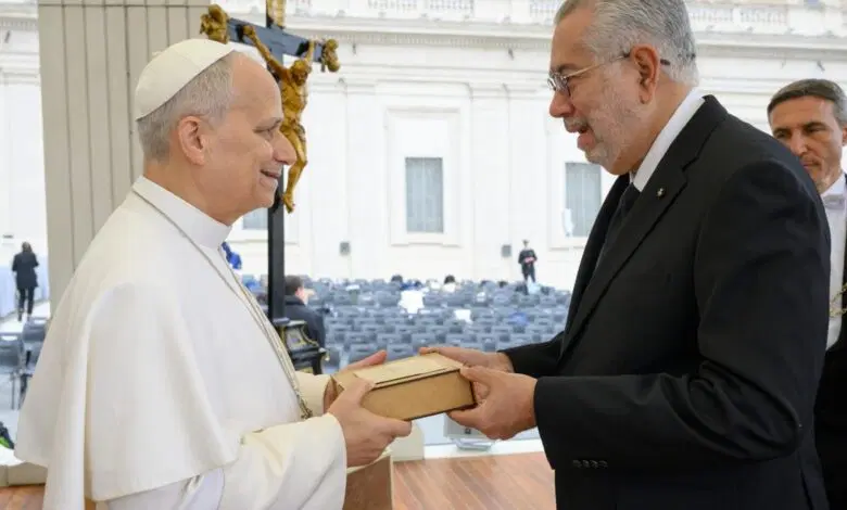 Embajador de la Orden de Malta en la República Dominicana entrega al Papa León XIV réplica de la piedra angular de la Catedral Primada de América