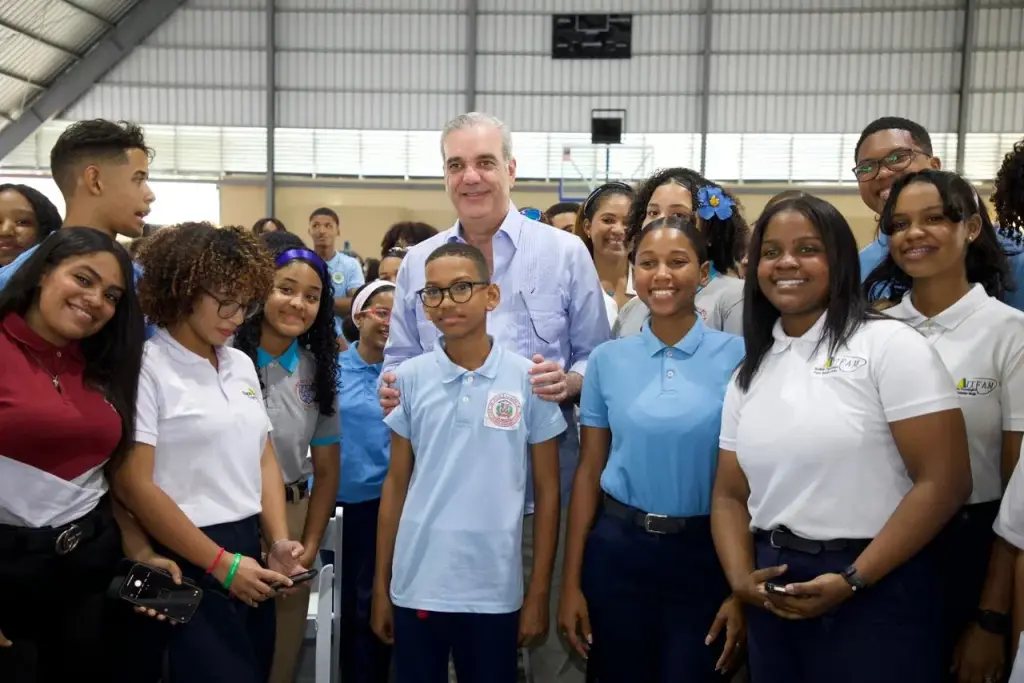 Presidente Abinader dialoga con más de 350 estudiantes y reafirma compromiso con educación y oportunidades para la juventud