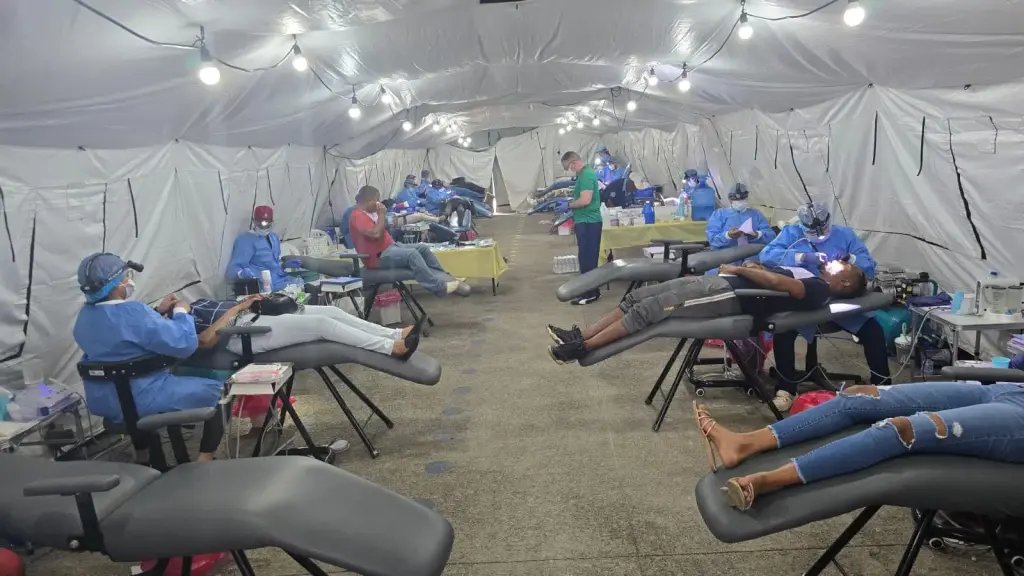 Médicos dominicanos residentes Nueva York realizan operativo de salud en Santo Domingo Este