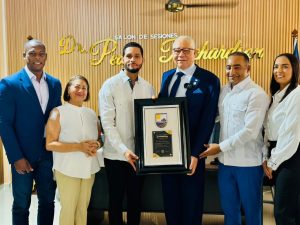 La Otra Banda honra a Pedro Richardson y designa con su nombre la Sala Capitular 